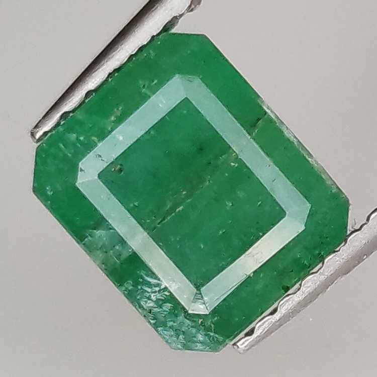 2.45ct Émeraude coupe émeraude 7.5x6.4mm