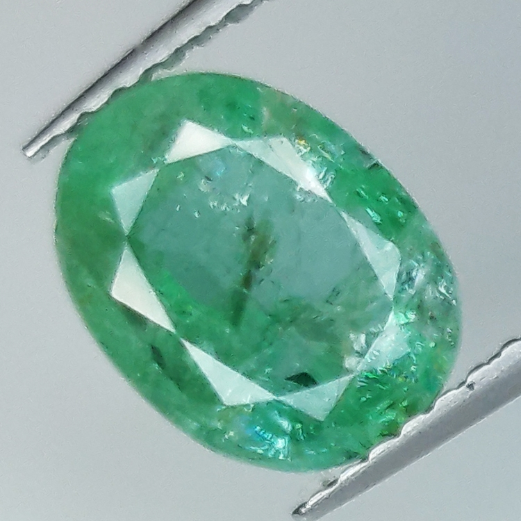 1.81ct Esmeralda talla oval 9.0x6.9mm