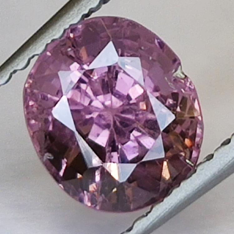 1.55ct Espinela Rosa talla oval 7x6mm