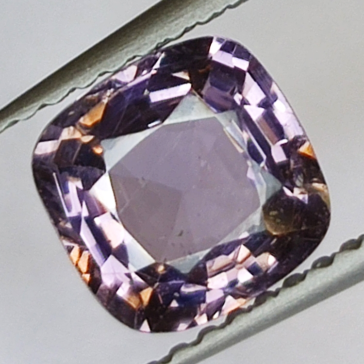 1.54ct Spinello Viola taglio cuscino 7x7mm