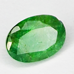 0.56ct Esmeralda talla oval 6.4x4.5mm