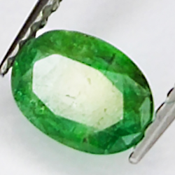 0.56ct Émeraude coupe ovale 6.4x4.5mm