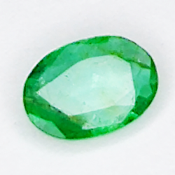 0.35ct Esmeralda talla oval 5.9x4.1mm