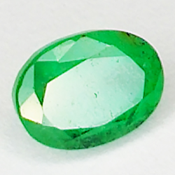 0.78ct Esmeralda talla oval 6.2x4.7mm