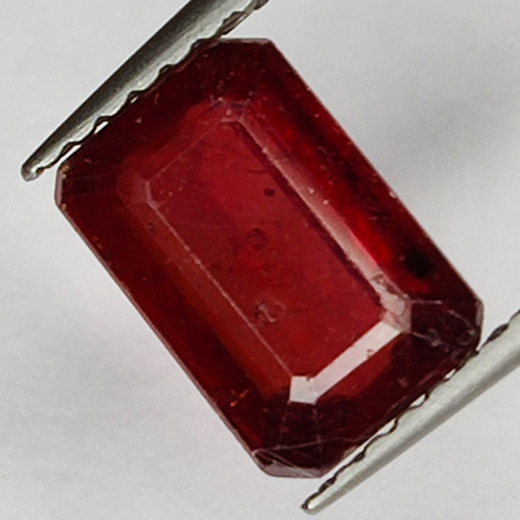 2.55ct Rubis coupe émeraude 8.5x5.7mm