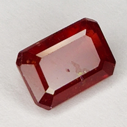 2.00ct Rubis coupe émeraude 7.7x5.4mm