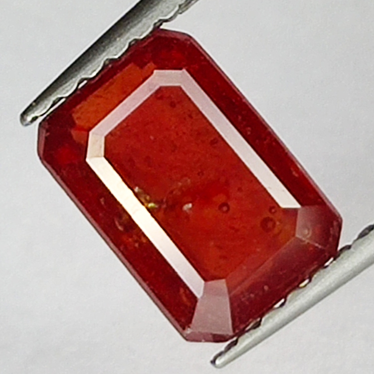 2.00ct Rubis coupe émeraude 7.7x5.4mm