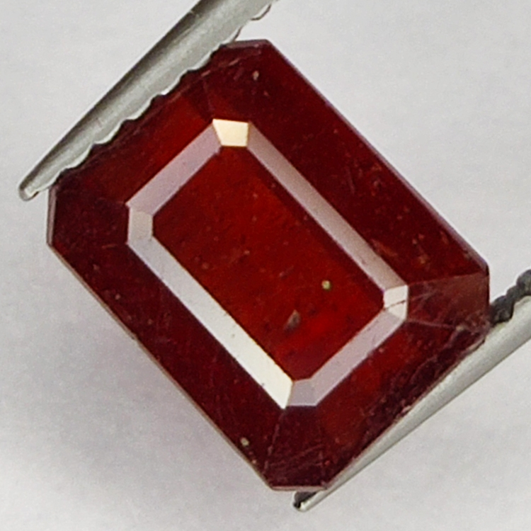 3.70ct Rubin smaragdschliff 8.9x6.7mm