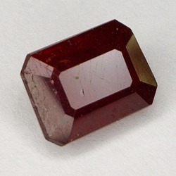 3.70ct Rubin smaragdschliff 8.9x6.7mm