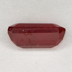 2.65ct Rubis coupe émeraude 9.2x5.7mm