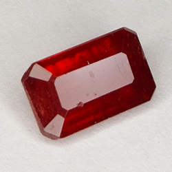 2.65ct Rubino taglio smeraldo 9.2x5.7mm