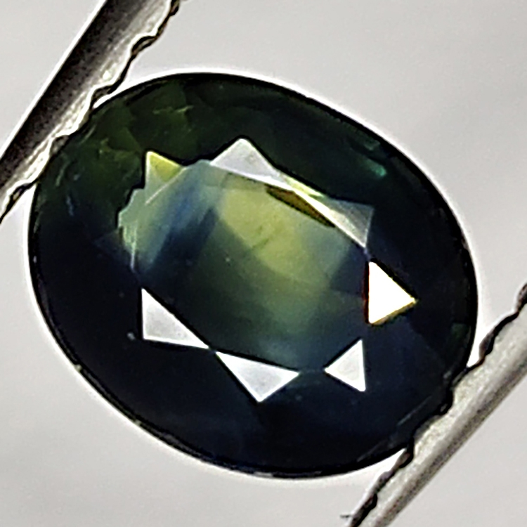 0.75ct Grüner Saphir Ovalschliff 6.2x5.0mm