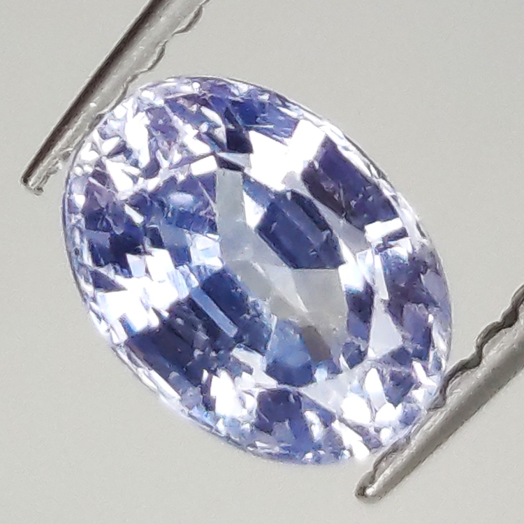 1.06ct Saphir Violet coupe ovale 6.9x5.0mm