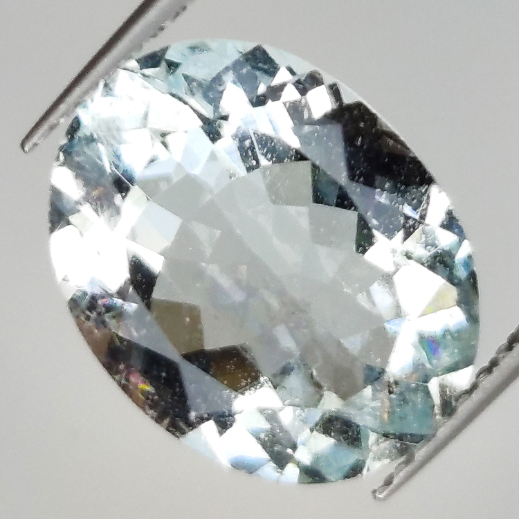 4,39ct Aquamarin ovalschliff 13,4x10,4mm