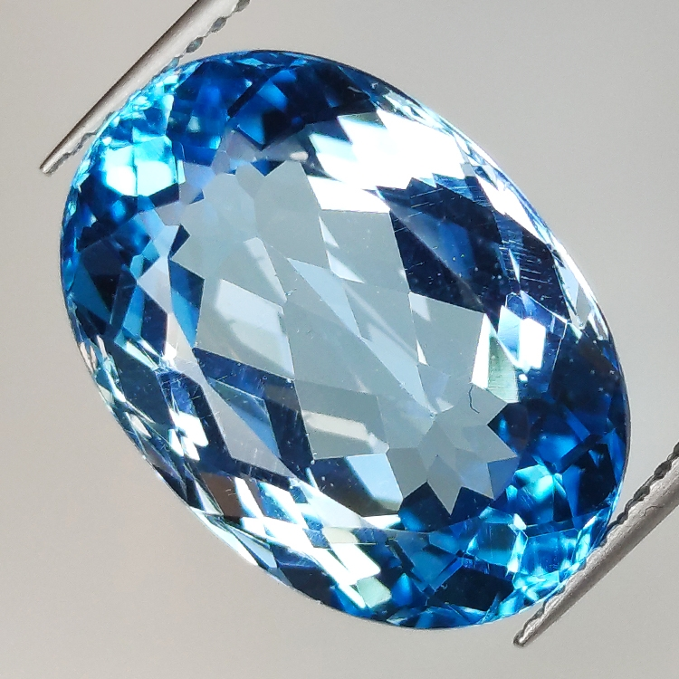 14.33ct Blautopas ovalerschliff 17.7x12.4mm