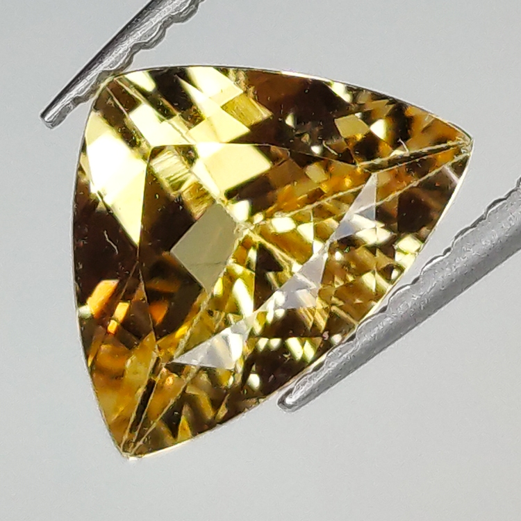 1.64ct Champagne Topaz trilliant cut 9.4x7.1mm