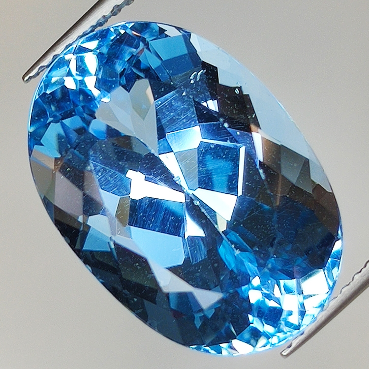 15.57ct Topazio Blu taglio ovale 17.7x12.4mm