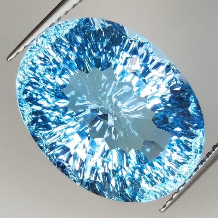 20.98ct Topacio Azul talla oval 18.2x13.7mm