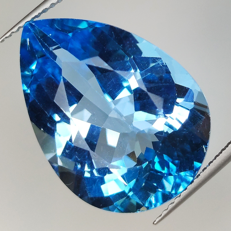 25.75ct Topaze Bleue coupe poire 22.2x15.9mm