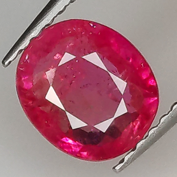 1.30ct Rubino taglio ovale 7.4x6.4mm