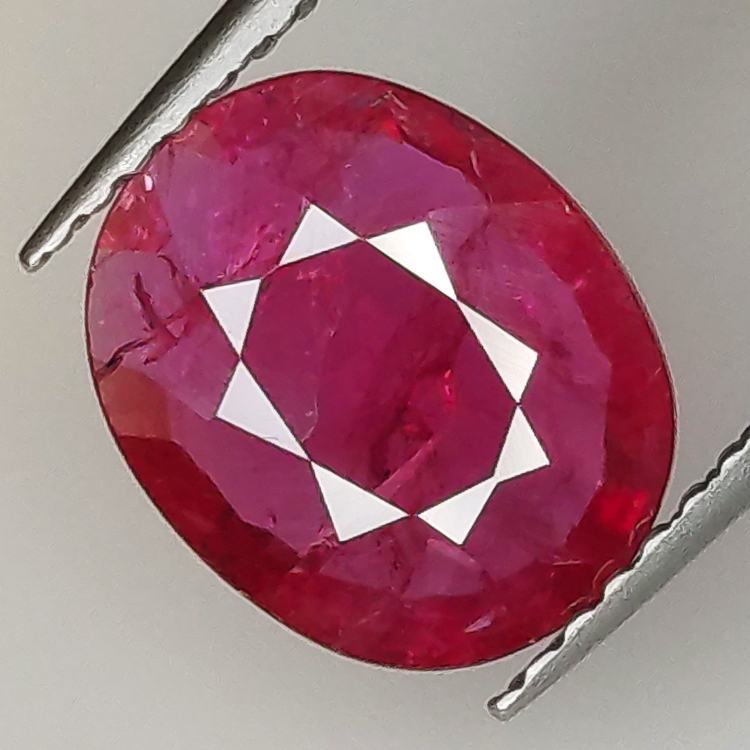 1.95ct Rubis coupe ovale 9.6x7.9mm