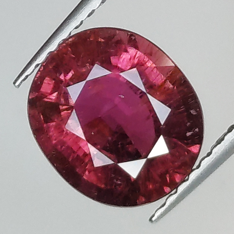 2.72ct Tourmaline Rubélite coupe ovale 9.3x8.1mm