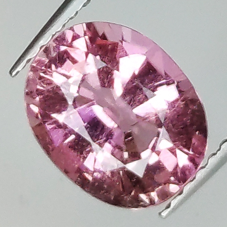 2.50ct Tourmaline Rubélite coupe ovale 9.4x7.4mm