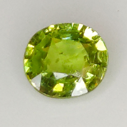 0.40ct Demantoid-Granat ovalerschliff 4.8x4.4mm