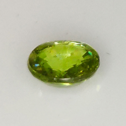 0.40ct Demantoid-Granat ovalerschliff 4.8x4.4mm