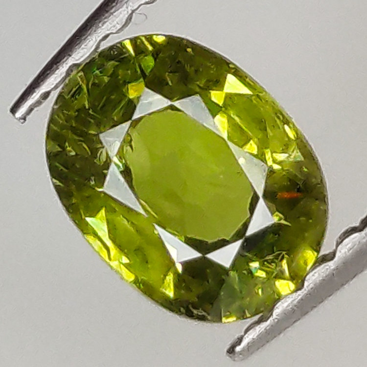 0.71ct Demantoid-Granat ovalerschliff 6.0x4.6mm