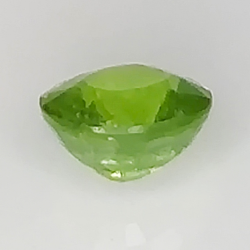 0.58ct Grenat Démantoïde coupe ovale 4.9x4.6mm