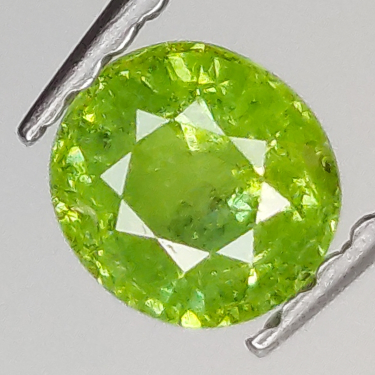 0.58ct Granate Demantoide talla oval 4.9x4.6mm