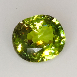 0.66ct Demantoid-Granat ovalerschliff 5.7x4.8mm