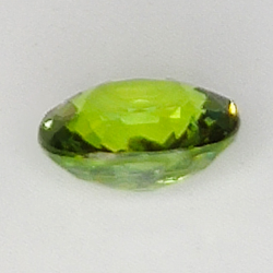 0.66ct Demantoid-Granat ovalerschliff 5.7x4.8mm