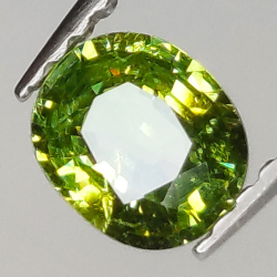 0.66ct Demantoid-Granat ovalerschliff 5.7x4.8mm