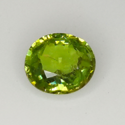 0.74ct Grenat Démantoïde coupe ovale 5.9x5.2mm