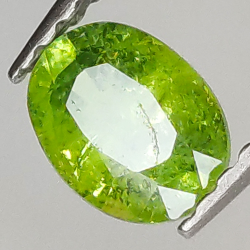 0.67ct Demantoid-Granat ovalerschliff 5.9x4.3mm