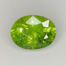 0.67ct Demantoid-Granat ovalerschliff 5.9x4.3mm