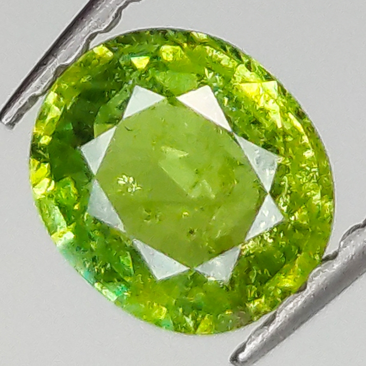 0.77ct Demantoid-Granat ovalerschliff 6.0x5.2mm