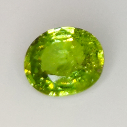 0.77ct Demantoid-Granat ovalerschliff 6.0x5.2mm