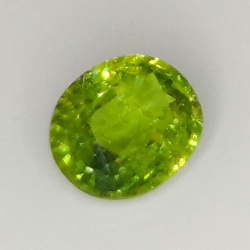 0.77ct Grenat Démantoïde coupe ovale 6.0x5.2mm