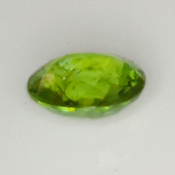 0.77ct Grenat Démantoïde coupe ovale 6.0x5.2mm