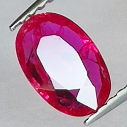 0.82ct Rubin ovalschliff 7.9x5.1mm