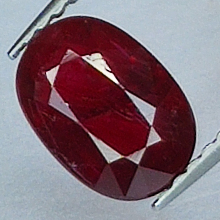 1.45ct Rubino taglio ovale 8.1x5.7mm