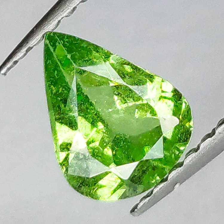 0.85ct Granate Tsavorita talla pera 7.3x5.6mm