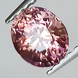 0.94ct Saphir Padparadscha coupe ovale 5.9x5.0mm