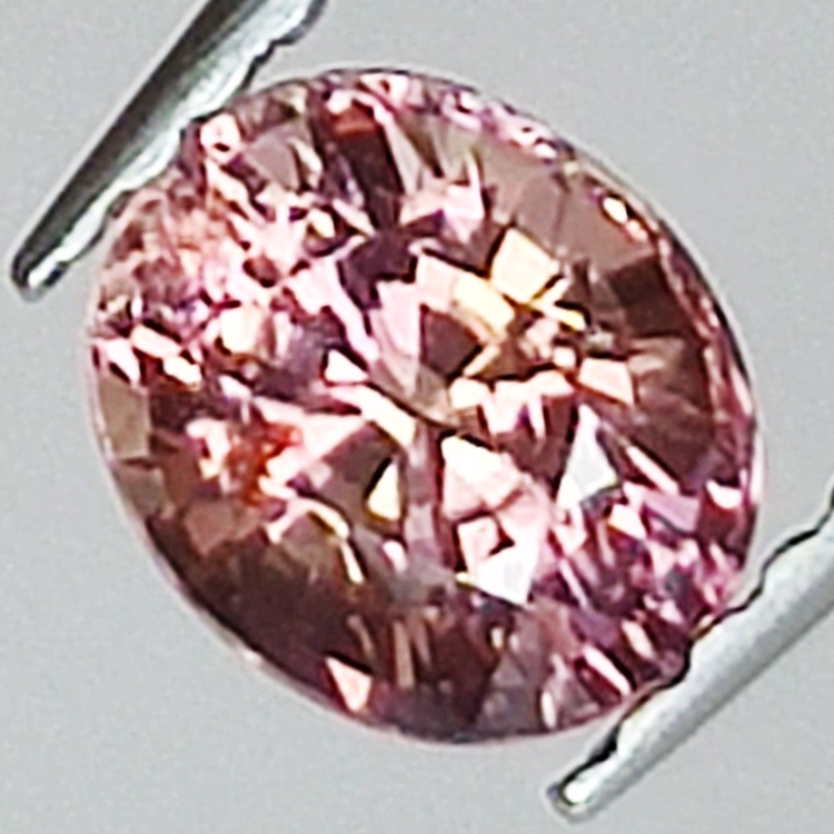 0.94ct Saphir Padparadscha coupe ovale 5.9x5.0mm