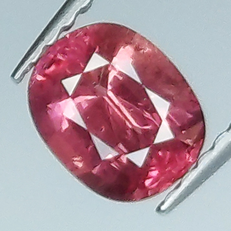 0.96ct Saphir Rose coupe ovale 6.1x5.1mm