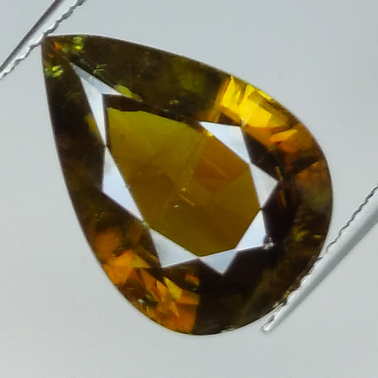 7,42ct Sphene Grüner birnenschliff 14,8x10,5mm