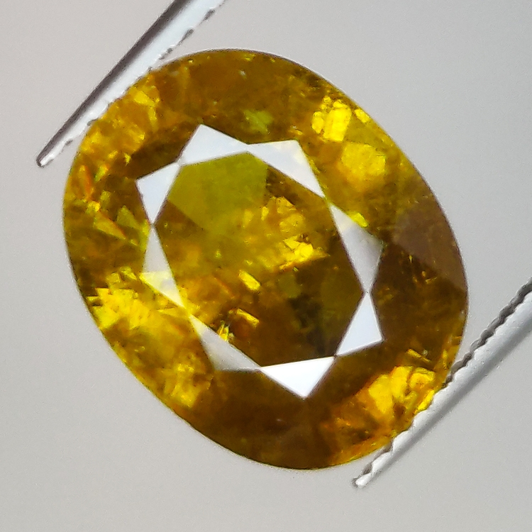 7.43ct Sphène Verte coupe ovale 12.9x10.1mm